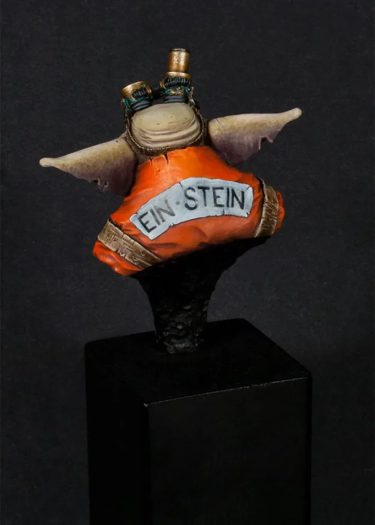 Finished Ein Stein bust - back view showing worn-out leather and freehand - miniature painting tutorial by Minichix Studio