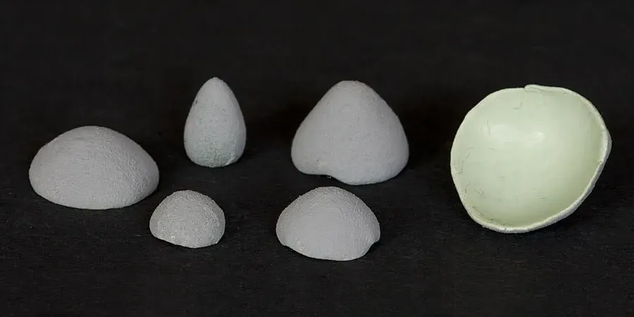 Sculpting mushrooms caps with organic shapes and uneven edges - step-by-step scenic base tutorial by Minichix Studio