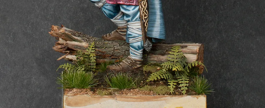 Adding rotten leaves to the scenic base - side view - Minichix Studio tutorial on building miniature bases.