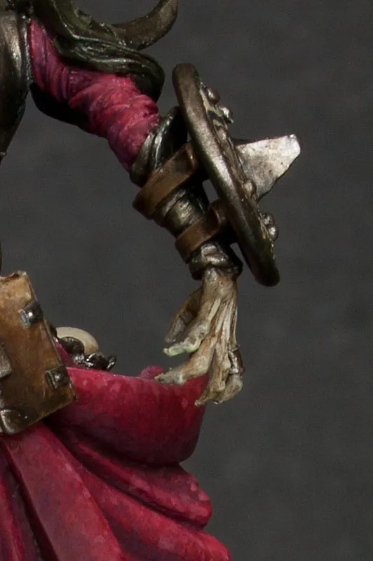 Hand and shield of Menhom by Andrea Miniatures before adding blood - technical tutorial by Minichix Studio.
