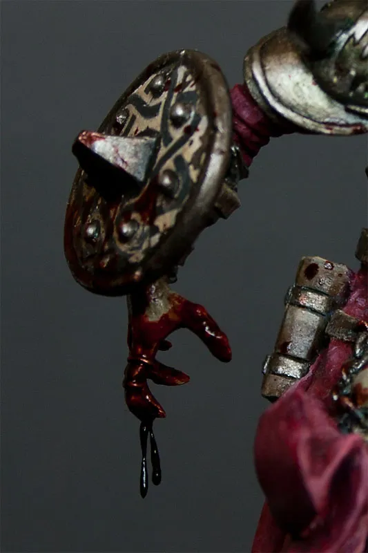 Hand and shield of Menhom by Andrea Miniatures with blood and gore - technical tutorial by Minichix Studio - focus on hand