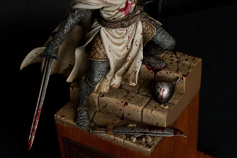 Close-up of Templar Knight by Pegaso showing blood on the tabard and base - technical tutorial by Minichix Studio.