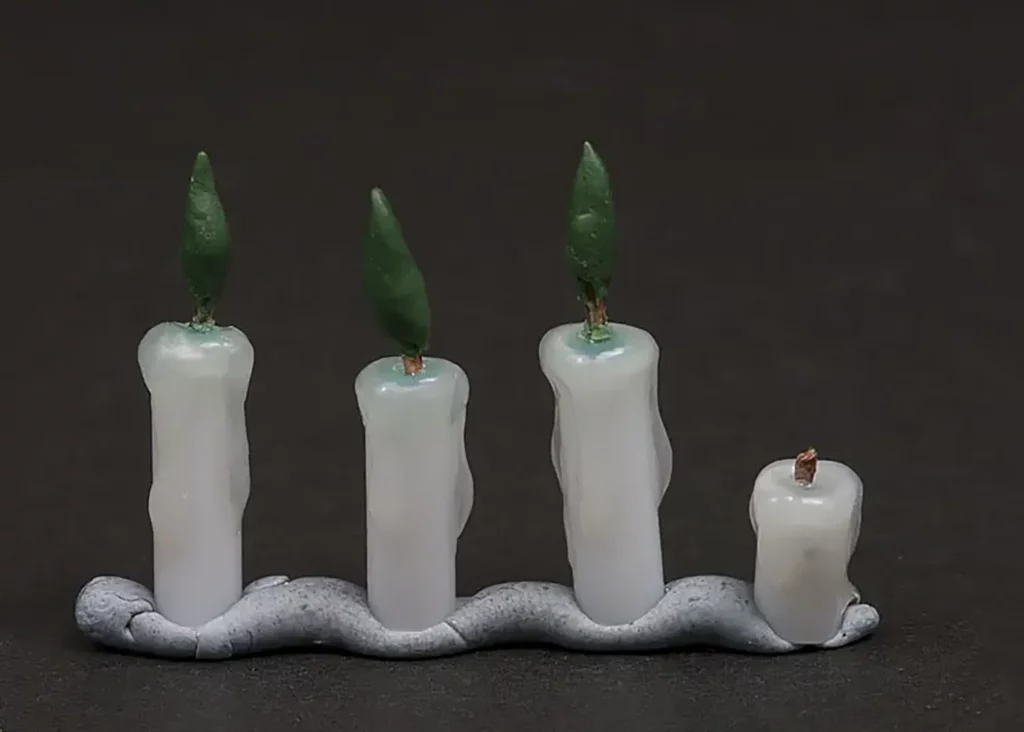 Close-up of miniature candles with flames sculpted from Green Stuff - tutorial by Minichix Studio