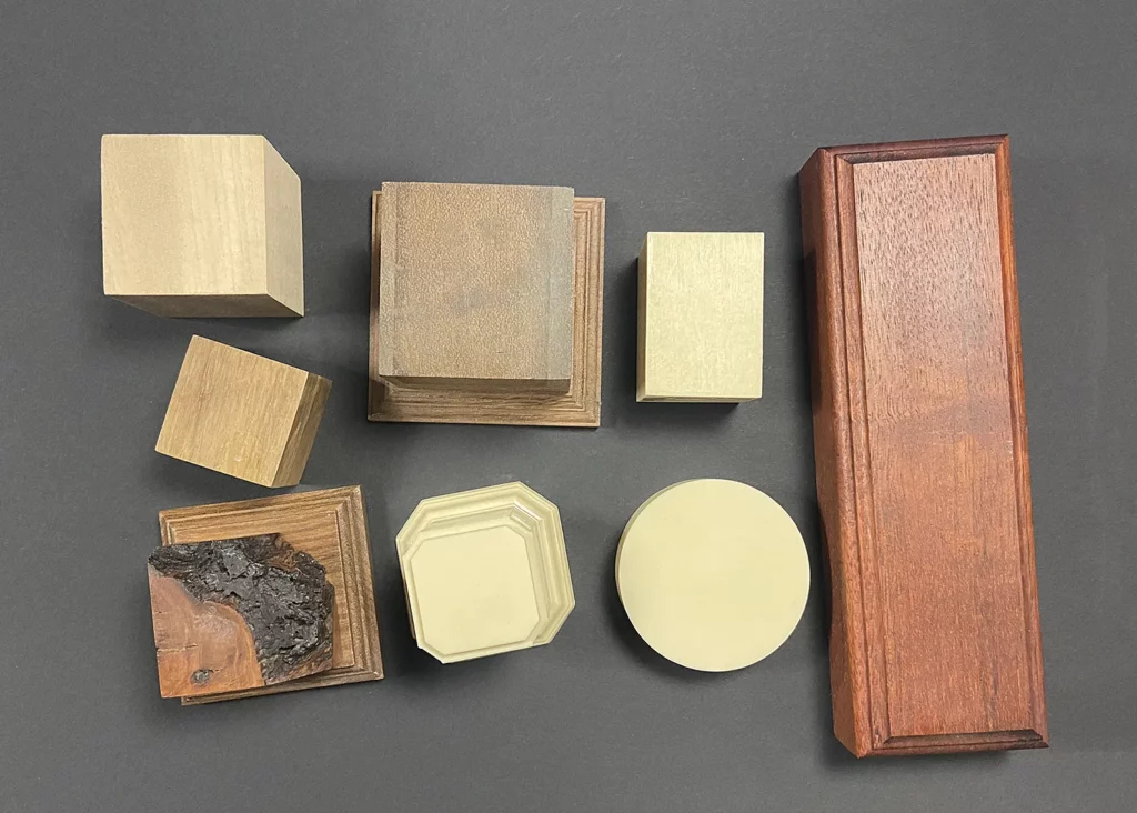 Examples of different plinths used for mounting miniatures - materials - beginner tutorial by Minichix Studio