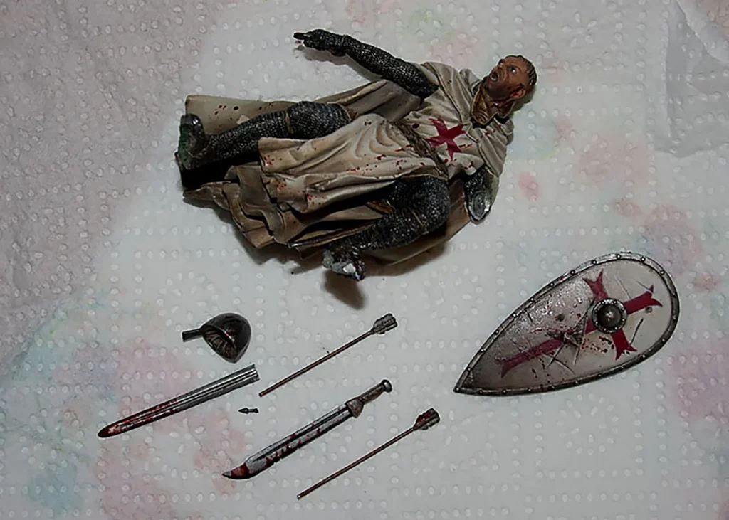 Damage caused by unsufficient pinning - beginner tutorial on mounting miniatures by Minichix Studio, featuring Templar Knight by Pegasso