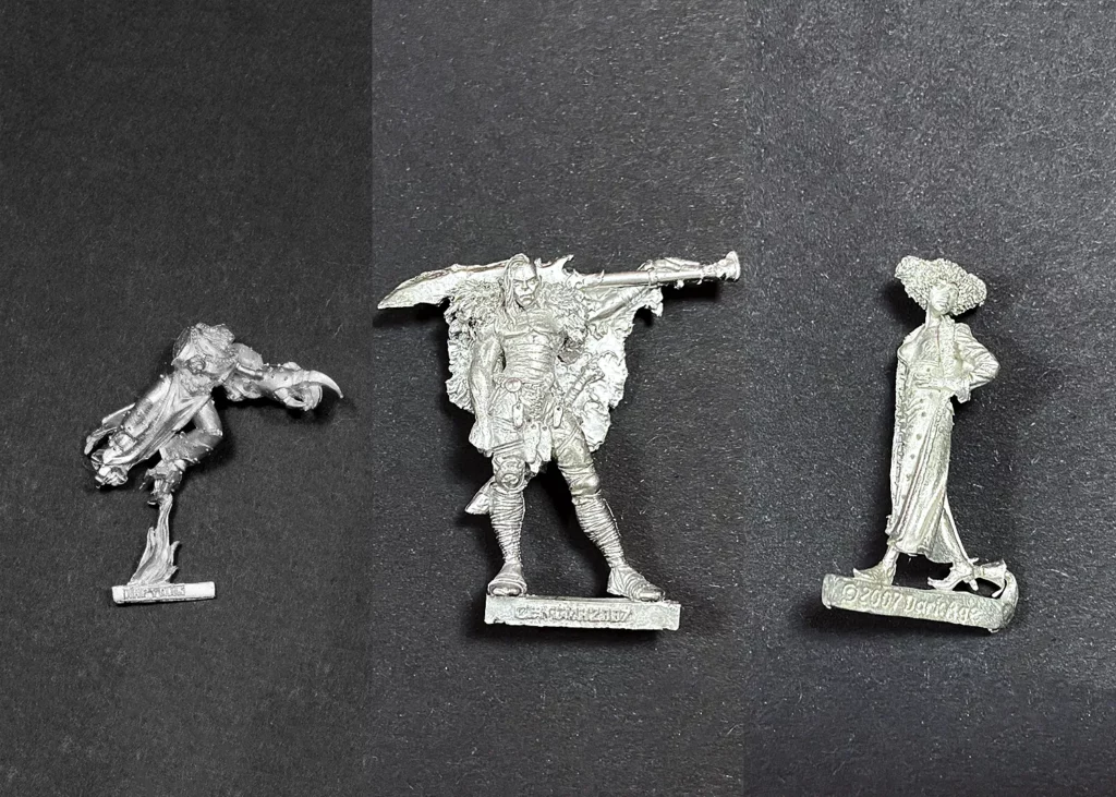 Examples of options available for mounting miniatures - bars under metal miniature - beginner tutorial by Minichix Studio