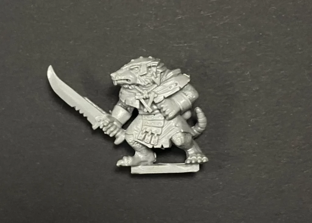 Example of plastic miniature with bar underneath – beginner tutorial on mounting miniatures by Minichix Studio, featuring old model of Skaven