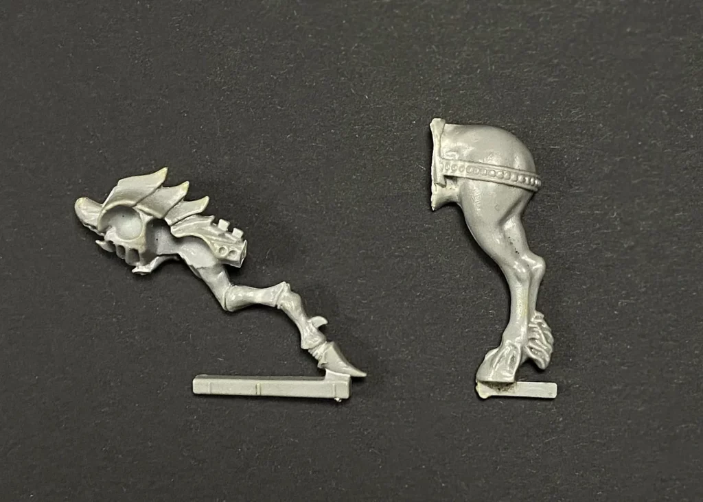 Example of plastic miniatures with bars underneath – beginner tutorial on mounting miniatures by Minichix Studio.