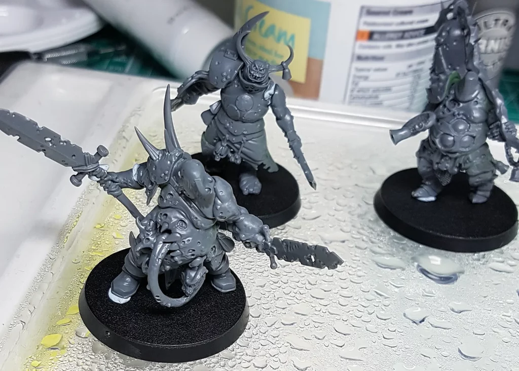 Plastic miniatures designed without pins – beginner tutorial on mounting miniatures by Minichix Studio, featuring AOS Putrid Blightkings